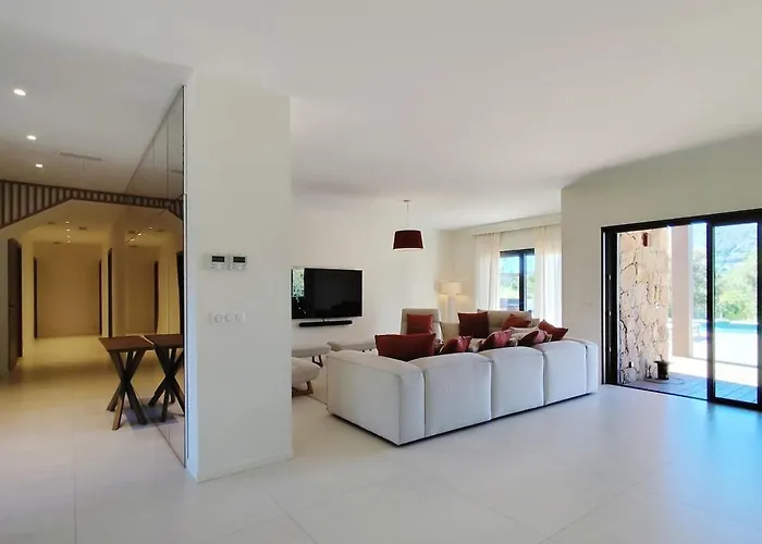Sandora, Luxury 12 Guests, Walk To Villa *