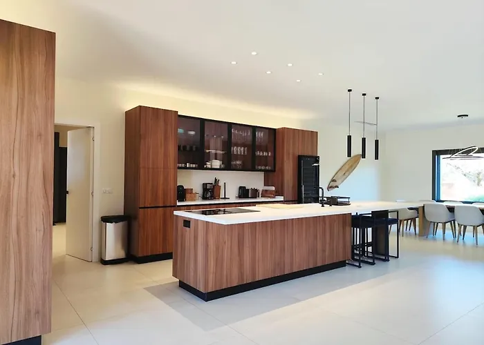 Sandora, Luxury 12 Guests, Walk To Villa *