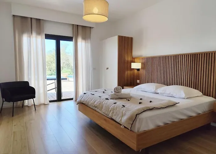 Sandora, Luxury 12 Guests, Walk To Villa *