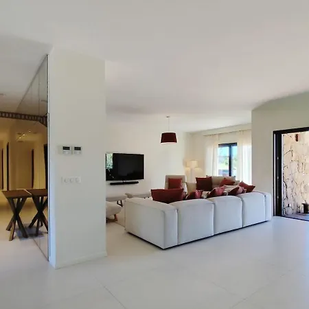 Sandora, Luxury 12 Guests, Walk To Villa *