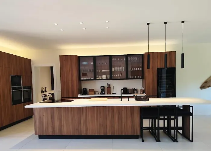 Sandora, Luxury 12 Guests, Walk To *