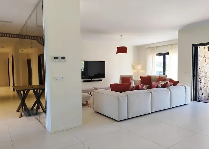 Sandora, Luxury 12 Guests, Walk To *