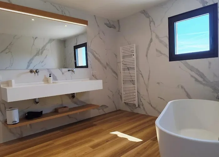 Sandora, Luxury 12 Guests, Walk To